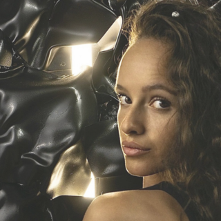 https://distilleryofmodernart.com/wp-content/uploads/2025/04/Zoe-Antona-head-shot-320x320.png